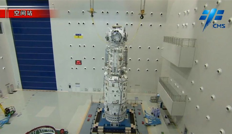 El módulo central de la estación espacial Tianhe de China se ve durante los preparativos del lanzamiento. 