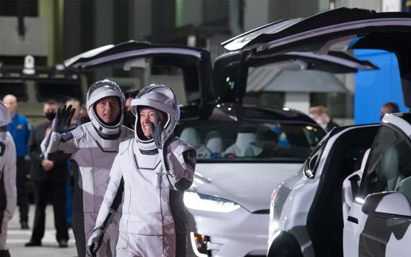Los cuatro astronautas fueron trasladados con un Tesla Model X