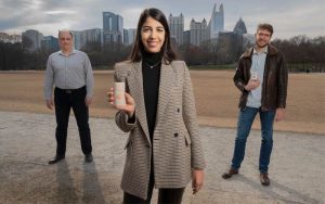 Los investigadores del Georgia Tech Aline Eid (centro), Manos Tentzeris (izquierda) y Jimmy Hester (derecha)