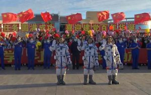 China lanza 3 astronautas a su nueva estación espacial y se acopla con éxito