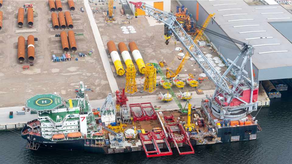 Figura 1. El primer buque que transporta los cimientos a la obra ha partido recientemente. 