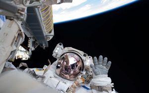 Los astronautas despliegan y encienden con éxito los nuevos paneles solares en la ISS