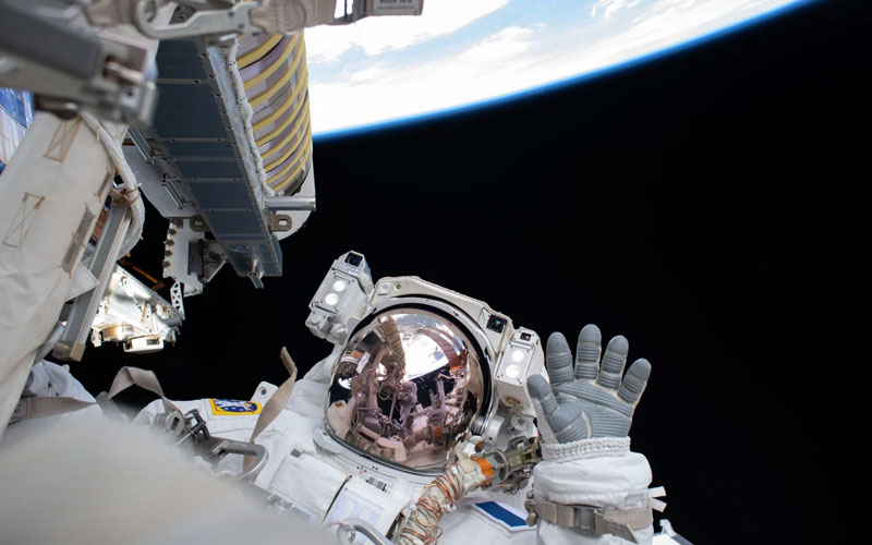 Los astronautas despliegan y encienden con éxito los nuevos paneles solares en la ISS