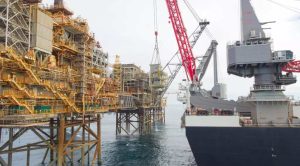 Figura 1. El Pioneering Spirit de Allseas realizando las laboras costa afuera