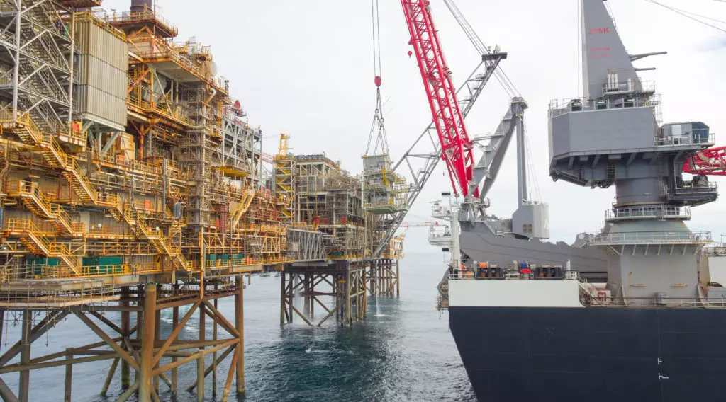 Figura 1. El Pioneering Spirit de Allseas realizando las laboras costa afuera