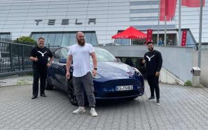 tesla tsla inicia las entregas del model y en europa grafica 12575