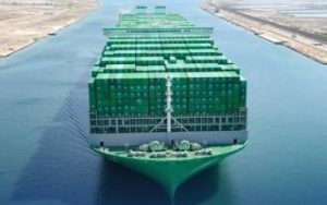 El mayor portacontenedores del mundo realiza su primera travesía por el Canal de Suez