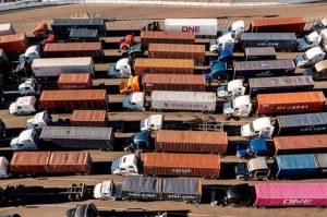 las tarifas para el transporte maritimo caen pero los puertos siguen atascados grafica 13476