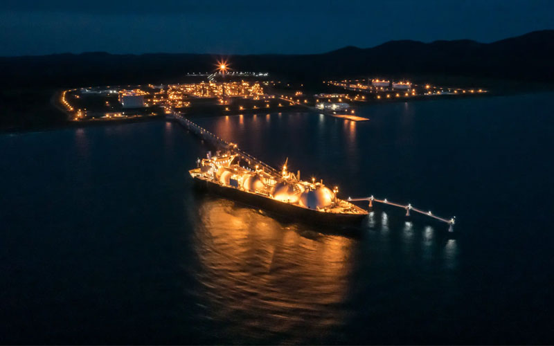 El buque Grand Aniva recibiendo gas natural licuado en la isla de Sajalín en septiembre