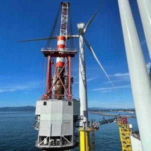 El primer parque eólico marino de Japón instala su primera turbina