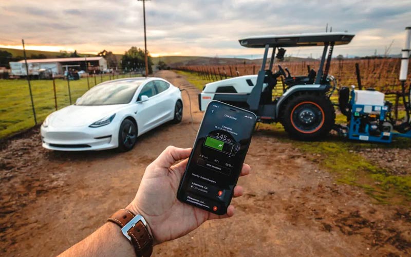 El primer tractor inteligente, 100% eléctrico y con conductor opcional disponible en el mercado