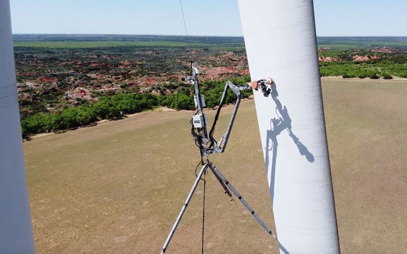 Estos robots se arrastran por los aerogeneradores para que los humanos no tengan que hacerlo