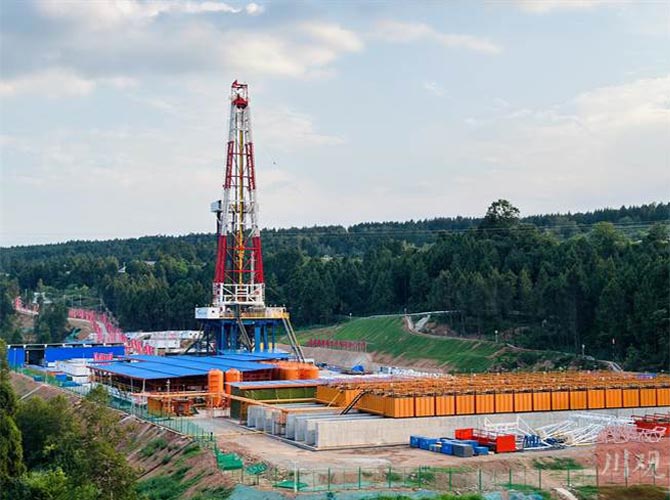 China comienza a perforar en busca de gas natural a más de 10.000 metros bajo tierra