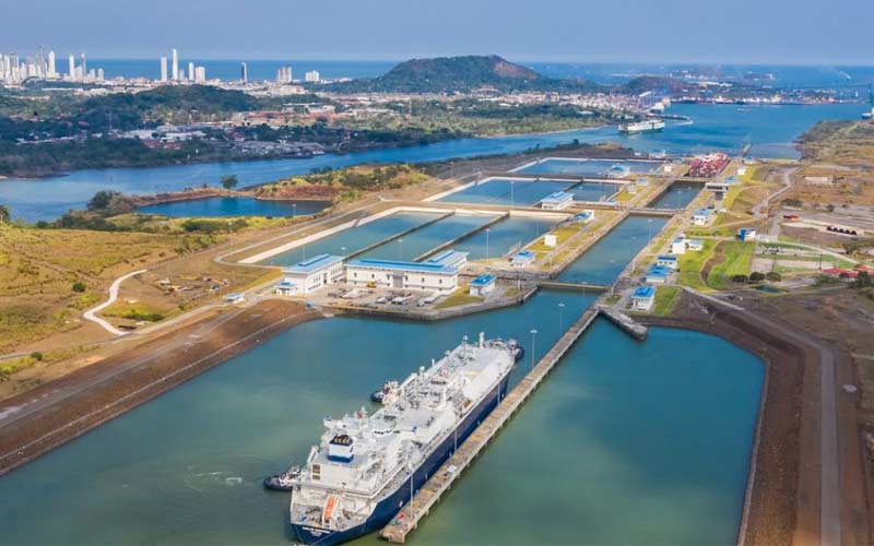 Más de 100 buques atascados frente al Canal de Panamá