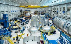 Vea cómo se fabrica el cohete New Glenn de Blue Origin en la costa espacial de Florida (foto)