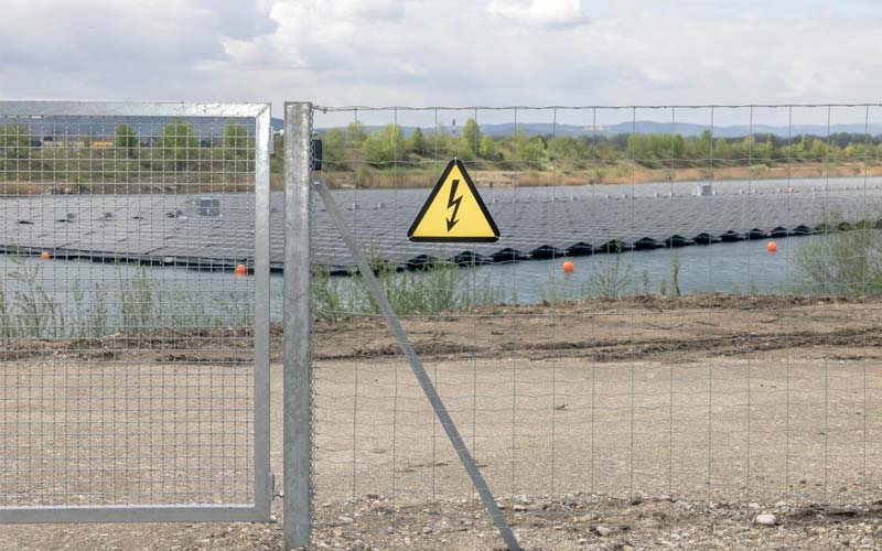 Los paneles solares flotantes convierten antiguas instalaciones industriales en "minas de oro" de energía verde