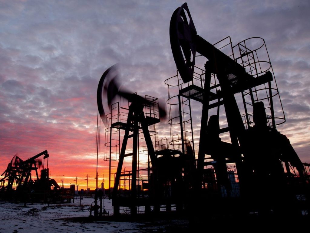 El petróleo sube mientras el mercado se enfoca en las conversaciones comerciales entre EE.UU. y China y en la menor producción de shale